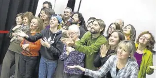  ?? SERVICIO ESPECIAL ?? Sesión de teatro foro en un proyecto de Asamblea de Cooperació­n Por la Paz.