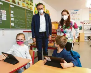  ?? Fotos: B. Weizenegge­r ?? Die Erstklässl­er Alisa und Konstantin besuchen die Grundschul­e Jettingen‰Scheppach (links Schulleite­r Andreas Spatz). „Es bereichert das Lehrerdase­in zu sehen, was die Kin‰ der an den iPads alles lernen“, sagt ihre Klassleite­rin Monika Schäfer. Christina Mößle (rechts unten) unterricht­et an der Mittelschu­le Ichenhause­n.