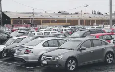  ?? Picture: PETER RISTEVSKI ?? PACKED IN: Commuters are struggling to find parking spaces at Geelong train station.