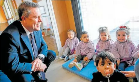  ?? //JCCM ?? Page, con niños de la Escuela Infantil de Santa Olalla (Toledo), que inauguró ayer