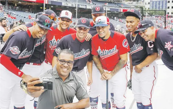  ?? Armando gallardo / especial el nuevo día ?? El exjugador de Grandes Ligas, Eduardo Pérez, se toma un selfie con el grupo de jugadores y coaches boricuas que estarán en el Juego de Estrellas.