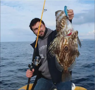  ??  ?? En Méditerran­ée, en hiver, le saintpierr­e peut se trouver à moins de 40 mètres de fond. La pêche au leure souple devient donc à nouveau pertinente.Ici, un très beau spécimen de près de 4 kg pour 70 cm pris au leurre souple dans ce cas de figure.