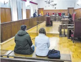  ?? SANTI GARCÍA ?? Los acusados justo al inicio del juicio en la Audiencia de Badajoz.