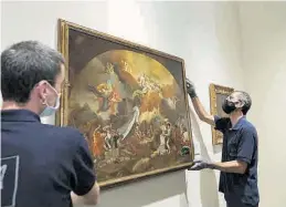  ?? CHUS MARCHADOR ?? Dos operarios cuelgan el cuadro en el Museo Goya, ayer. ((