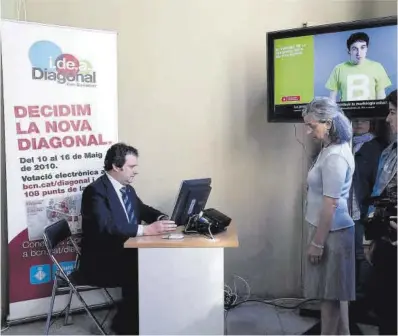  ?? Ferran Nadeu ?? Jordi Hereu vota en la consulta ciudadana sobre si llevar el tranvía por el bulevar o por la rambla, en 2010.