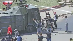  ?? AP ?? Los manifestan­tes se enfrentan a un camión lanza-agua de la Policía durante protestas antigubern­amentales en Santiago, Chile, ayer.