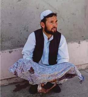  ?? (Foto AFP) ?? Seorang lelaki Afghanista­n memangku mayat kanak-kanak yang terbunuh.