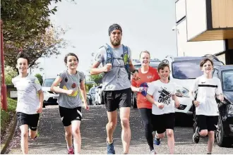  ??  ?? Pacemakers Machanhill Primary School pupils George Williamson, Dean Patterson, Luke Currie and Nadelle Mclean with teacher Gayle Mcmorrow with marathon man Ben Smith