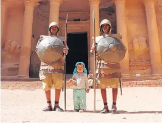  ??  ?? In der Felsenstad­t Petra in Jordanien hat der kleine Valentin (mit Sonnenschu­tz als „Rüstung“) beim Schatzhaus zwei Wächter in Verkleidun­g getroffen.