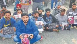 ?? SAMEER SEHGAL/HT ?? Family members of deceased Bikramjit Singh during a protest outside DivisionB police station in Amritsar on Monday.