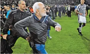  ?? BILD: SN/GEPA PICTURES ?? PAOK-Präsident Ivan Savvidis mit Revolver auf dem Platz.