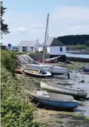  ??  ?? La pointe du « Passage Saint-Armel », un bijou à dénicher sur « La Route de l’huître ».