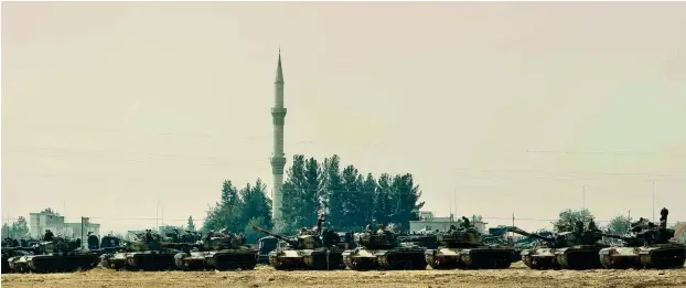  ?? Foto: dpa/Sedat Suna ?? Bereit zum Einsatz: Türkische Panzer an der Grenze zu Syrien