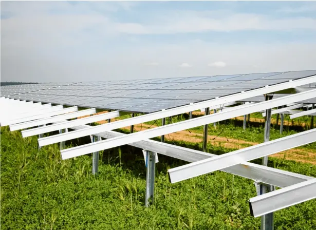  ?? Foto: Manfred Dittenhofe­r ?? Ähnlich wie die Freiland-PV-Anlage westlich von Kienberg werden auf weiteren rund 120 Hektar Rennertsho­fener Gemeindefl­äche neue Fotovoltai­kanlagen entstehen.