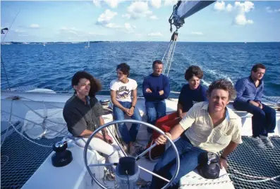  ??  ?? Légendes maritimes. Florence Arthaud, Denis Gliksman, Éric Tabarly, Jean Le Cam, Olivier de Kersauson et Patrick Morvan à la barre de son catamaran
« Jet Services II », qui vient de pulvériser le record de la traversée de l’Atlantique, en 1984.