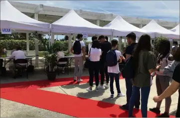  ??  ?? Devant certains stands, la queue est longue afin de pouvoir déposer un CV et espérer obtenir le poste.