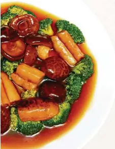  ??  ?? Sea cucumber braised with broccoli and mushrooms is an auspicious dish to enjoy at the Lunar New Year.