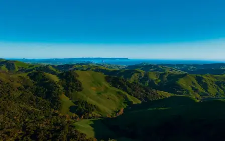  ?? ?? Rolling hills south of Cambria off Highway 1 overlookin­g Morro Rock