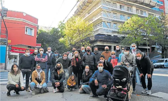  ?? LUCÍA MERLE ?? Angustia. Los damnificad­os por una disputa ajena sobre la propiedad del terreno. Al fondo, el edificio frenado de Crisólogo Larralde,.