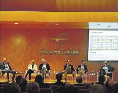  ?? EL PERIÓDICO ?? Un momento de la presentaci­ón del informe, ayer en el Salón Rioja del Patio de la Infanta.