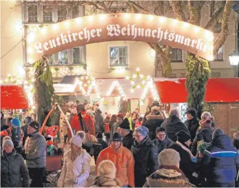  ?? ARCHIVFOTO: SIMON NILL ?? Lädt zum Verweilen ein: der Leutkirche­r Weihnachts­markt.