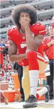  ?? FOTO: DPA ?? Colin Kaepernick, hier noch in Diensten der San Francisco 49ers und: kniend.