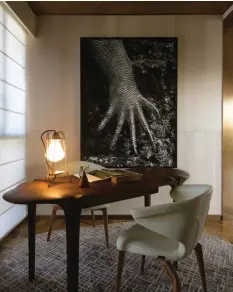  ??  ?? The study desk by American artist Christophe­r Kurtz with the famous photograph Marine Iguana Galápagos,Ecuador,2004 by artist and nature photograph­er Sebastiao Salgado