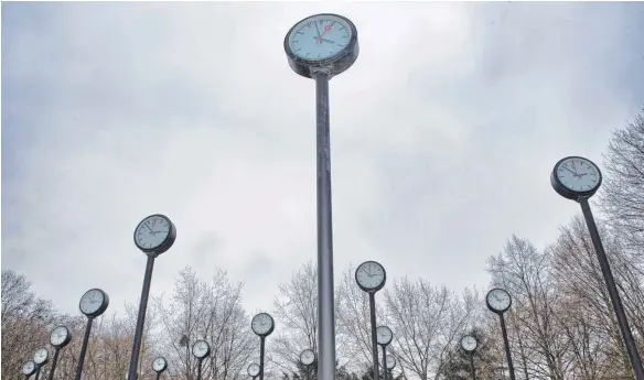  ?? FOTO: IMAGO ?? Zum Glück gehen nicht alle Uhren gleich – auch nicht auf dem Uhrenfeld im Düsseldorf­er Volksgarte­n.