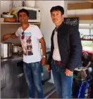  ?? (Photos P. B.) ?? Najib et Ashraf, deux Afghanista­ns réfugiés, sont fiers de servir à leur tour un repas typique préparé par leurs soins.