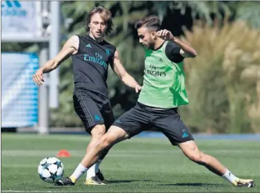  ??  ?? LISTO PARA EL REGRESO. Modric pugna con Mayoral por un balón en el entrenamie­nto de ayer.