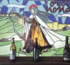  ??  ?? Vitral. En Ávila, la imagen de Santa Teresa es representa­da en diversos tipos de objetos.