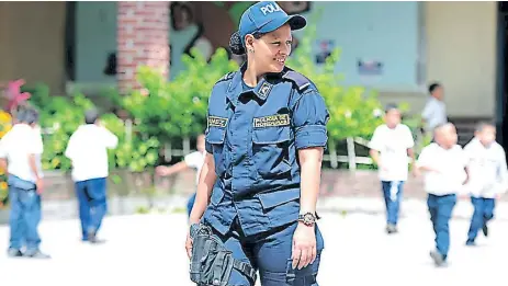  ??  ?? DESEMPEÑO. Una policía patrulla en una zona escolar de San Pedro Sula, aunque sus labores se extienden a varias áreas.