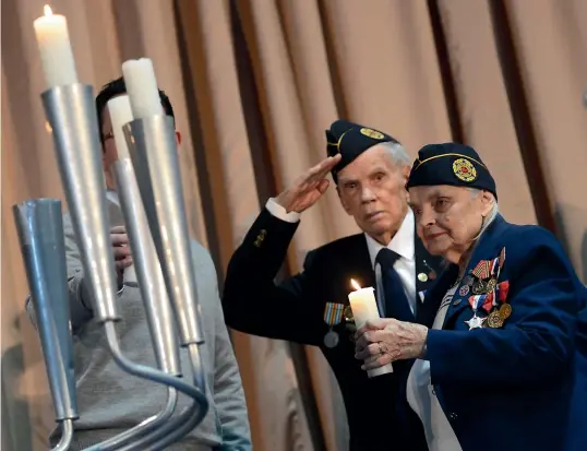  ?? GETTY IMAGES ?? Faye Schulman in Toronto in 2013, lighting a candle to mark the 70th anniversar­y of the Warsaw uprising.