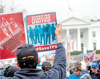  ?? AFP ?? Una caravana por la "justicia" para los beneficiar­ios del programa de Estatus de Protección Temporal (TPS), cancelado por Trump para algunos países, llegó a Washington/