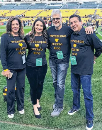  ??  ?? «Para mí el reconocimi­ento no es lo importante, estoy más emocionada por el trabajo que hemos podido lograr y lo que haremos en el futuro»Rosana Elena Guernica (segunda de la izq.) en su primera visita al estadio de los Steelers.