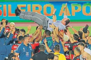  ??  ?? FESTA Técnico Rogério Ceni comemorou título brasileiro no estádio que conhece bem, o Morumbi