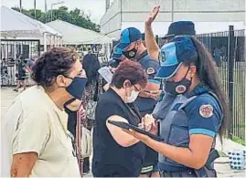  ?? PEDRO CASTILLO ?? CONTROL. La Policía chequea que la gente tenga turno para vacunarse en el CCC.