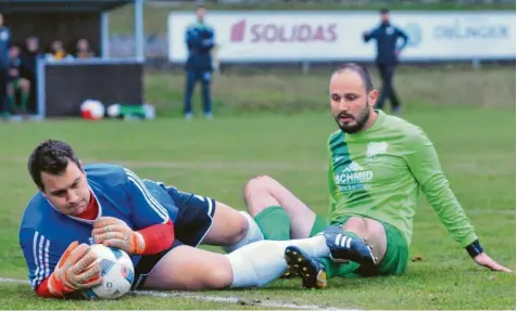  ?? Foto: Andreas Lode ?? Da legst dich nieder. Hier konnte Herbertsho­fen Torhüter Johannes Gump gegen Kevin Pinar vom TSV Lützelburg noch klären, doch in der Nachspielz­eit musste er den entscheide­nden Treffer im Kellerduel­l der Kreisklass­e Nordwest hinnehmen.