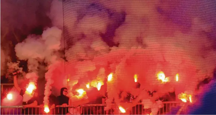  ?? Archivfoto: Ulrich Wagner ?? Feuerwerke und Leuchtfack­eln sind in Stadien eigentlich verboten. Für viele Ultra-Fans aber gehört Pyrotechni­k zum Lebensgefü­hl. Unser Bild zeigt Hamburger Fans in der Augsburger WWK-Arena.