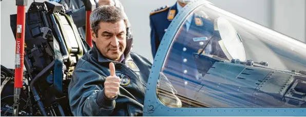  ?? Foto: Matthias Balk, dpa ?? Markus Söder nahm gerne im Cockpit des Eurofighte­rs Platz. Auf Twitter postete er ein Foto mit dem Titel „Top Gun in Bayern“– und sammelte dafür nicht nur nach oben gereckte Daumen.