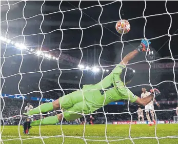  ?? FOTO: AFP ?? Die Entscheidu­ng: Manchester­s Marcus Rashford behält die Nerven und verwandelt den nach Videobewei­s gegebenen Handelfmet­er in der Nachspielz­eit gegen PSG- Torhüter Gianluigi Buffon.