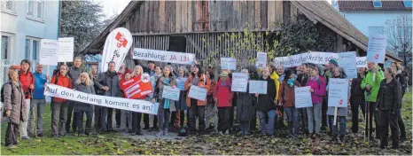  ?? FOTO: WOLFGANG HEYER ?? Rund 40 Grundschul­lehrer sind am Dienstag zur Protestakt­ion in Gaisbeuren zusammenge­kommen.