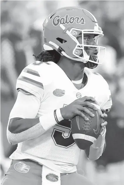  ?? MICHAEL CLUBB/AP ?? Florida quarterbac­k Emory Jones surveys the field during the Gators’ 20-13 loss at Kentucky.