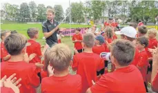  ?? FOTO: KARL MÄGERLE ?? Der Trainer erläutert die nächsten Übungseinh­eiten.