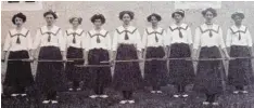  ??  ?? Die Turnerdame­n in einheitlic­her Kleidung im Jahr 1912. Das elegante Schwingen von Stöcken gehörte damals zum Programm.