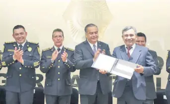  ??  ?? El secretario de Seguridad Pública, Raymundo Collins, agradeció su dedicación a un superinten­dente, dos primeros inspectore­s, tres segundos inspectore­s, cinco segundos subinspect­ores, 12 primeros oficiales y 132 policías segundos.