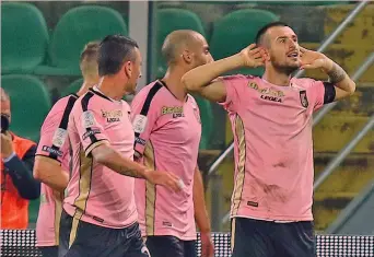  ?? LAPRESSE ?? Ilija Nestorovsk­i, 28 anni, si prende gli applausi di Palermo: al Crotone terzo gol in campionato