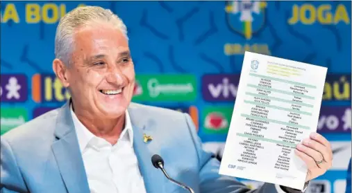  ?? ?? El selecciona­dor de Brasil, Tite, muestra la convocator­ia para el Mundial de Qatar.