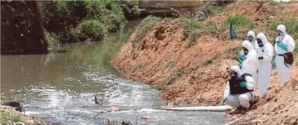 ?? [Foto Mohd Azren Jamaludin/bh] ?? Negara sebelum ini berdepan insiden pencemaran air sungai kronik seperti pencemaran Sungai Kim Kim yang menjejaska­n 6,000 penduduk di Pasir Gudang pada Mac lalu.