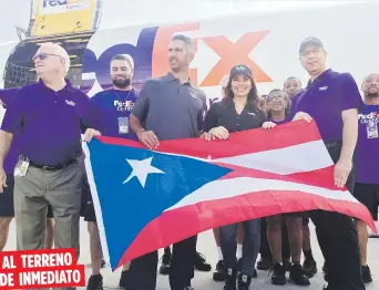  ?? AP / Joshua Replogle ?? AL TERRENO
DE INMEDIATO
Jorge Posada y su esposa Laura repartiero­n ayer suministro­s en los pueblos de San Sebastián y Las Marías, al tiempo que hoy irán a Isabela y Añasco.